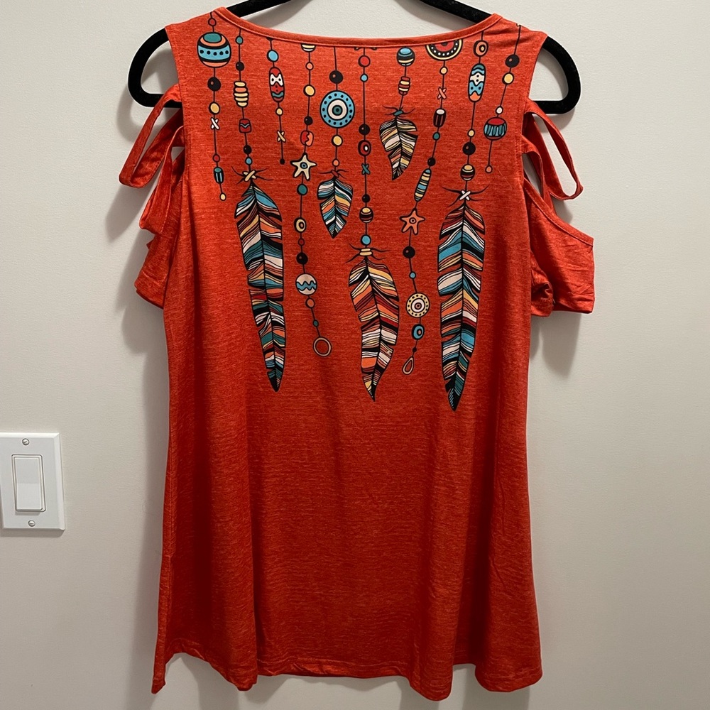 2/$20💕Woman’s cold shoulder top M - Picture 2 of 3